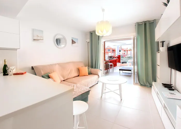 Kate Duque Fantastic With Lovely Pool Адехе