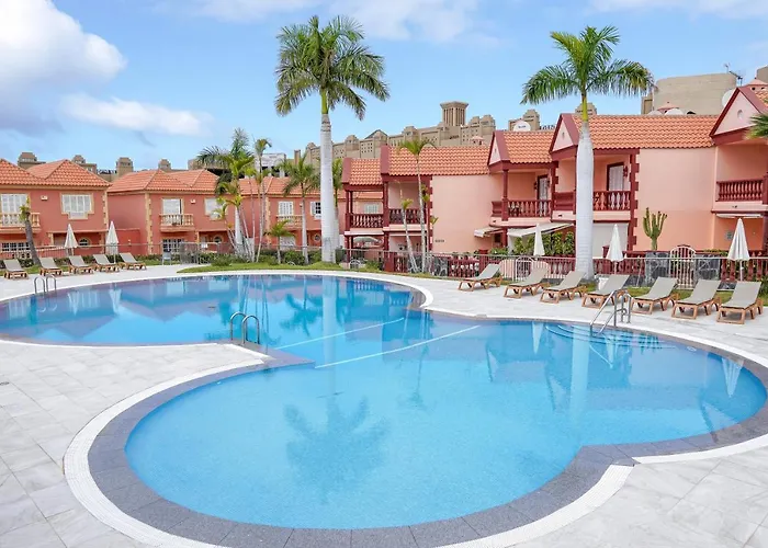 Kate Duque Fantastic With Lovely Pool *