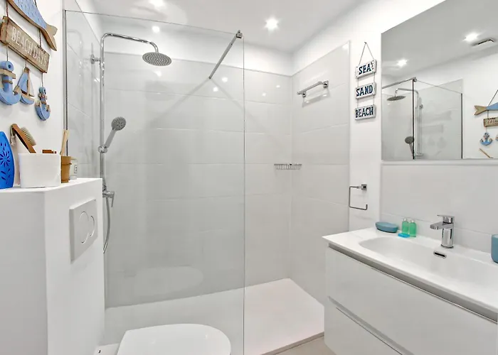 Kate Duque Fantastic With Lovely Pool أذيخي