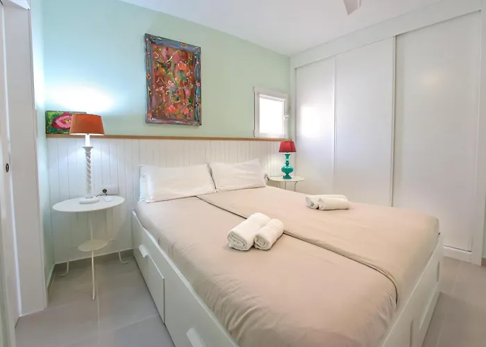 Kate Duque Fantastic With Lovely Pool أذيخي